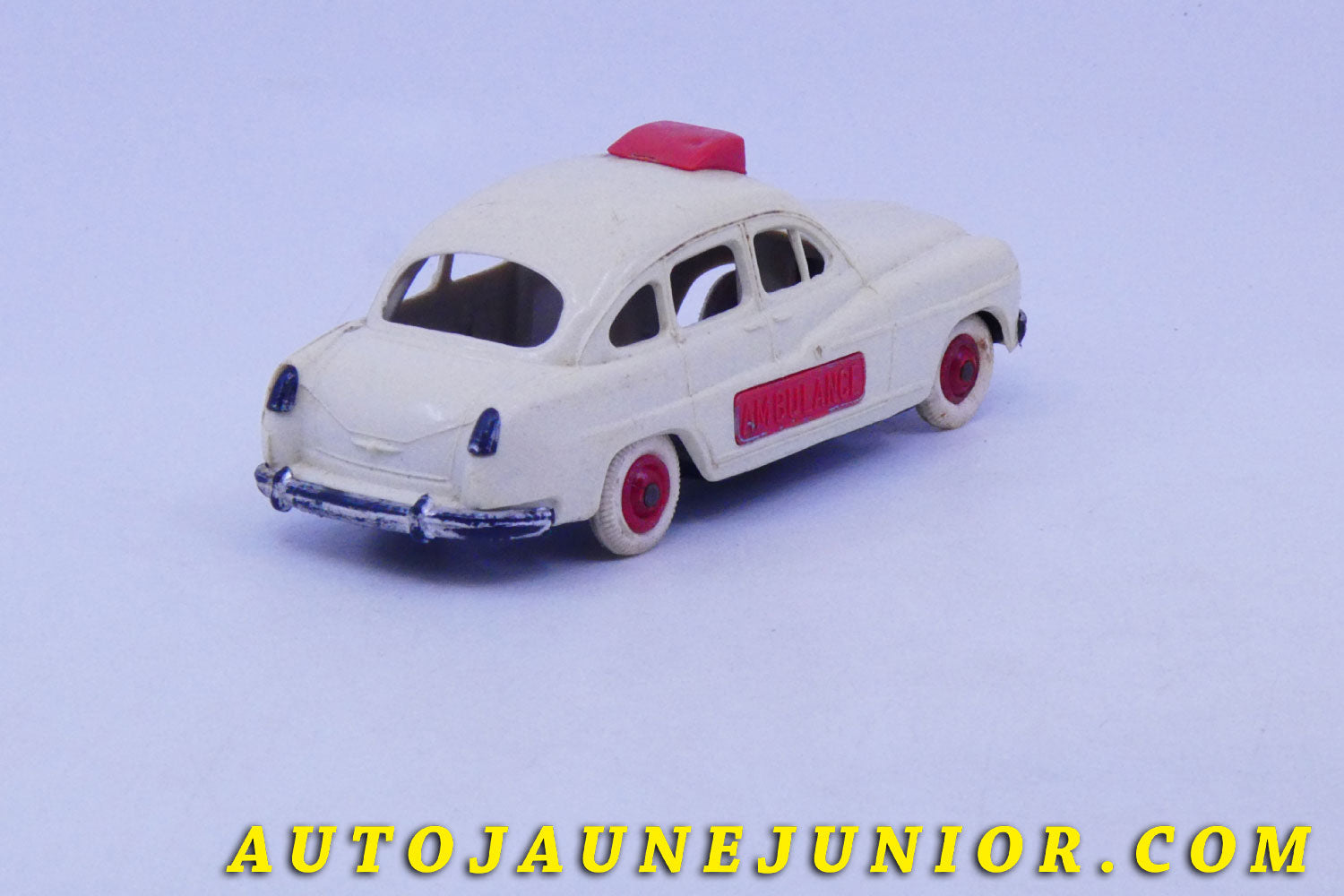 Le #6160 - Norev - Ford - Vedette 1954 Ambulance est en vente sur Auto Jaune Junior ! Découvrez nos collections de diecast Minialuxe, CIJ, C-I-J, JRD, J-R-D,  Matchbox, Majorette… AutoJauneJunior.com : le site de vente en ligne et de partage pour les passionés de miniatures et collectionneurs de jouets anciens ! Des centaines de modèles en vente, et des nouveautés mises en ligne chaque jour à 21h00 !