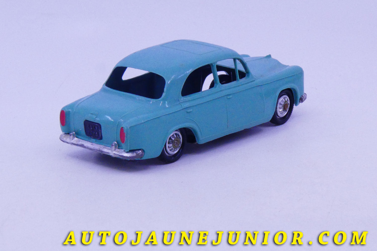 Le #6162 - Norev - Peugeot - 403 Berline Baby est en vente sur Auto Jaune Junior ! Découvrez nos collections de diecast Minialuxe, CIJ, C-I-J, JRD, J-R-D,  Matchbox, Majorette… AutoJauneJunior.com : le site de vente en ligne et de partage pour les passionés de miniatures et collectionneurs de jouets anciens ! Des centaines de modèles en vente, et des nouveautés mises en ligne chaque jour à 21h00 !