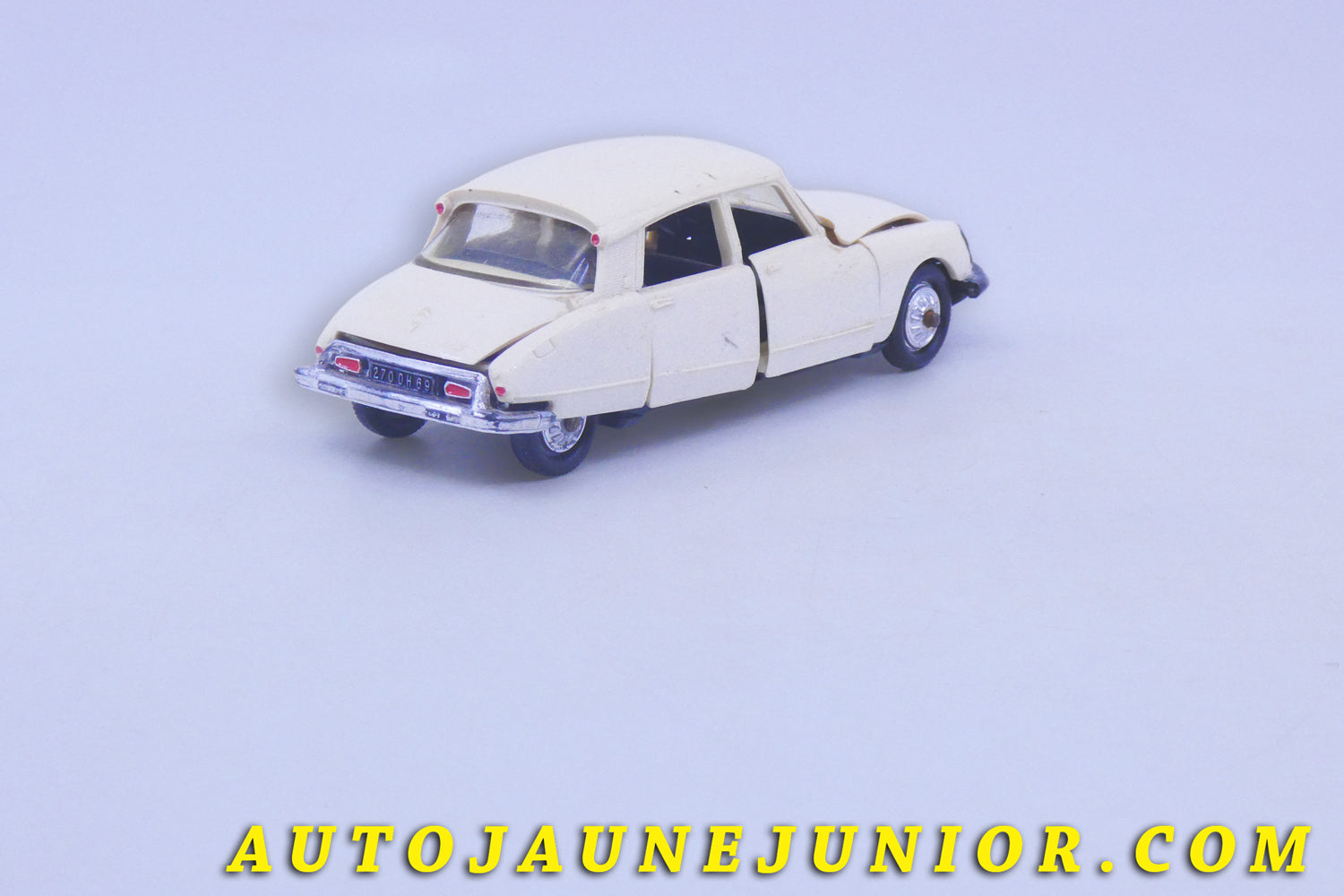 Le #6184 - Norev - Citroën - DS21 (intérieur noir) est en vente sur Auto Jaune Junior ! Découvrez nos collections de diecast Minialuxe, CIJ, C-I-J, JRD, J-R-D,  Matchbox, Majorette… AutoJauneJunior.com : le site de vente en ligne et de partage pour les passionés de miniatures et collectionneurs de jouets anciens ! Des centaines de modèles en vente, et des nouveautés mises en ligne chaque jour à 21h00 !
