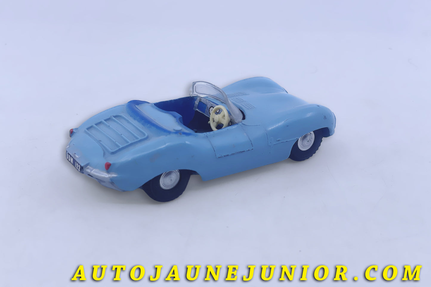 Le #6300 - Spot-On - Jaguar - XKSS cabriolet est en vente sur Auto Jaune Junior ! Découvrez nos collections de diecast Minialuxe, CIJ, C-I-J, JRD, J-R-D,  Matchbox, Majorette… AutoJauneJunior.com : le site de vente en ligne et de partage pour les passionés de miniatures et collectionneurs de jouets anciens ! Des centaines de modèles en vente, et des nouveautés mises en ligne chaque jour à 21h00 !
