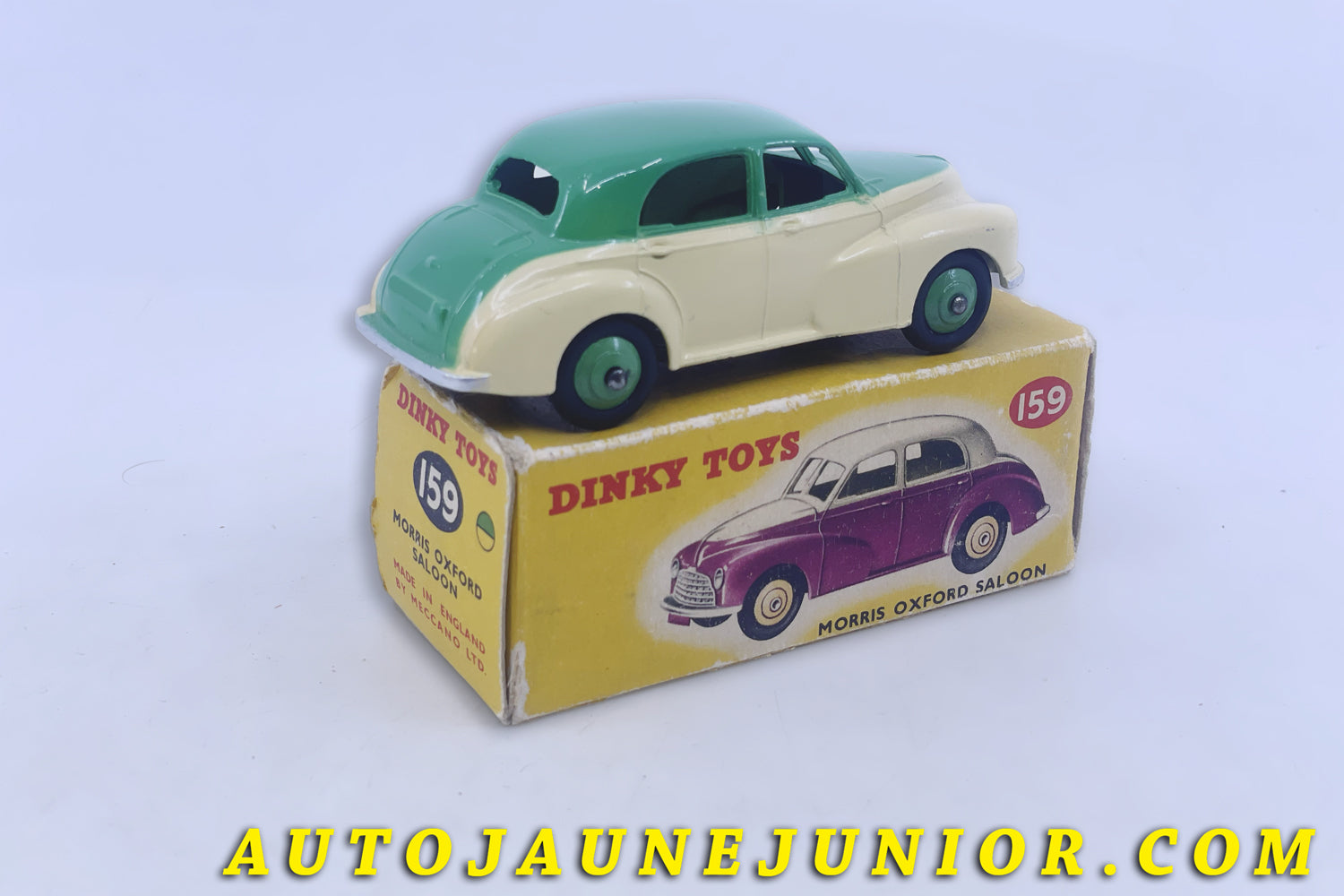 Le #6302 - Dinky Toys - Morris - Oxford Saloon Bicolore est en vente sur Auto Jaune Junior ! Découvrez nos collections de diecast Minialuxe, CIJ, C-I-J, JRD, J-R-D,  Matchbox, Majorette… AutoJauneJunior.com : le site de vente en ligne et de partage pour les passionés de miniatures et collectionneurs de jouets anciens ! Des centaines de modèles en vente, et des nouveautés mises en ligne chaque jour à 21h00 !