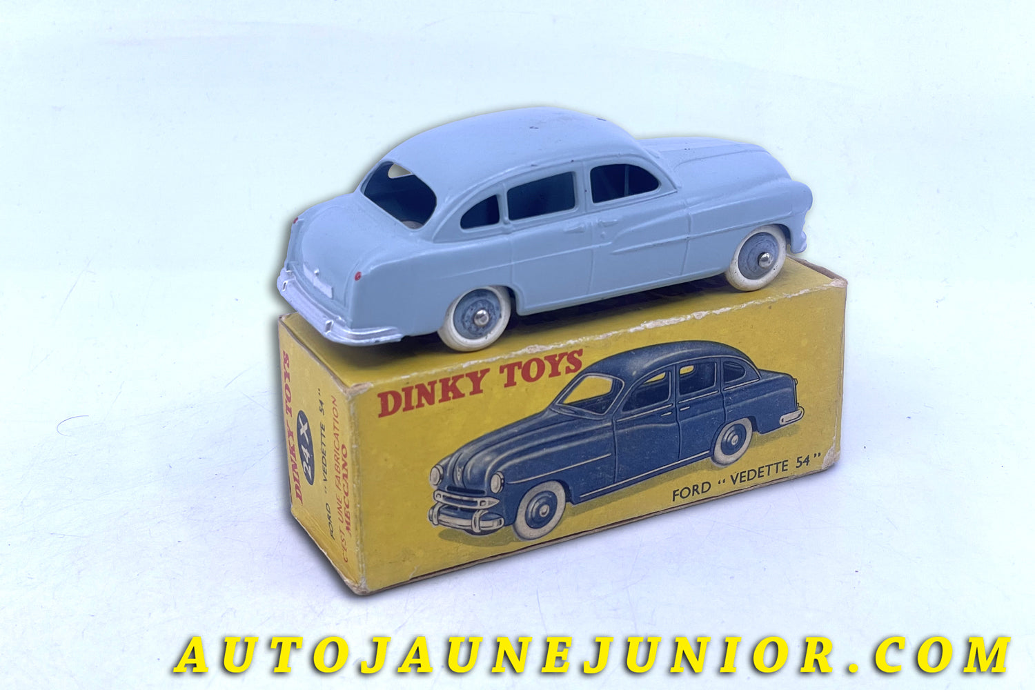 Le #6315 - Dinky Toys - Ford - Vedette 1954 - Chassis noir brillant est en vente sur Auto Jaune Junior ! Découvrez nos collections de diecast Minialuxe, CIJ, C-I-J, JRD, J-R-D,  Matchbox, Majorette… AutoJauneJunior.com : le site de vente en ligne et de partage pour les passionés de miniatures et collectionneurs de jouets anciens ! Des centaines de modèles en vente, et des nouveautés mises en ligne chaque jour à 21h00 !