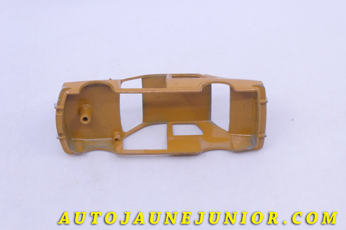 Le Dinky Toys Renault R12 Berline (Coque peinte seule d'origine) est en vente sur Auto Jaune Junior ! Découvrez nos collections de diecast Tekno, Politoys, Mebetoys, Mercury, Joal, Diapet, Märklin, TootsieToys.AutoJaune Junior ; Vous avez le même jouet ? Profitez de notre expertise pour vous accompagner dans la vente de vos modèles ou votre collection ! Nous achetons tous lots de miniatures ! Contactez nous !