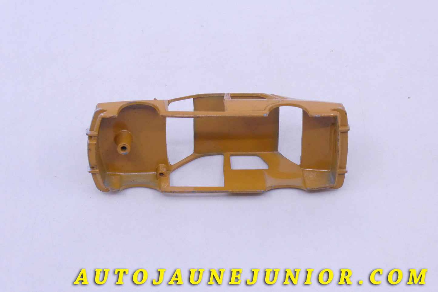 Le Dinky Toys Renault R12 Berline (Coque peinte seule d'origine) est en vente sur Auto Jaune Junior ! Découvrez nos collections de diecast Tekno, Politoys, Mebetoys, Mercury, Joal, Diapet, Märklin, TootsieToys.AutoJaune Junior ; Vous avez le même jouet ? Profitez de notre expertise pour vous accompagner dans la vente de vos modèles ou votre collection ! Nous achetons tous lots de miniatures ! Contactez nous !