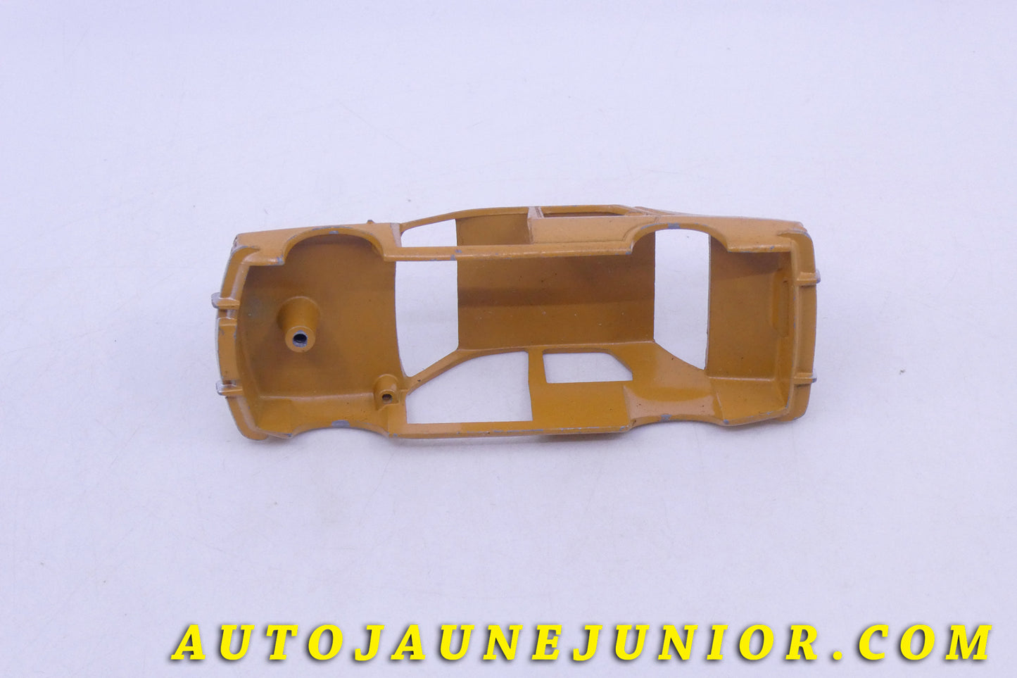 Le Dinky Toys Renault R12 Berline (Coque peinte seule d'origine) est en vente sur Auto Jaune Junior ! Découvrez nos collections de diecast Tekno, Politoys, Mebetoys, Mercury, Joal, Diapet, Märklin, TootsieToys.AutoJaune Junior ; Vous avez le même jouet ? Profitez de notre expertise pour vous accompagner dans la vente de vos modèles ou votre collection ! Nous achetons tous lots de miniatures ! Contactez nous !
