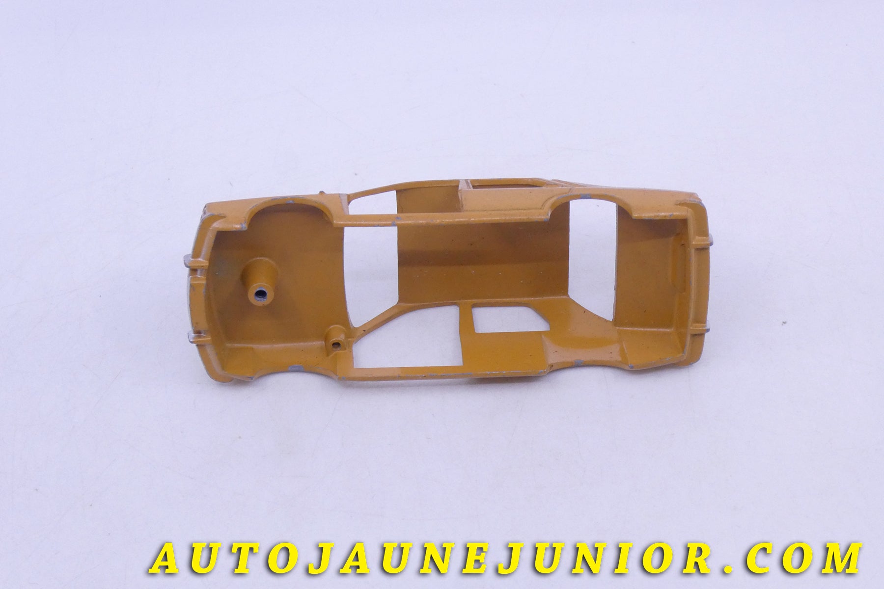 Le Dinky Toys Renault R12 Berline (Coque peinte seule d'origine) est en vente sur Auto Jaune Junior ! Découvrez nos collections de diecast Tekno, Politoys, Mebetoys, Mercury, Joal, Diapet, Märklin, TootsieToys.AutoJaune Junior ; Vous avez le même jouet ? Profitez de notre expertise pour vous accompagner dans la vente de vos modèles ou votre collection ! Nous achetons tous lots de miniatures ! Contactez nous !