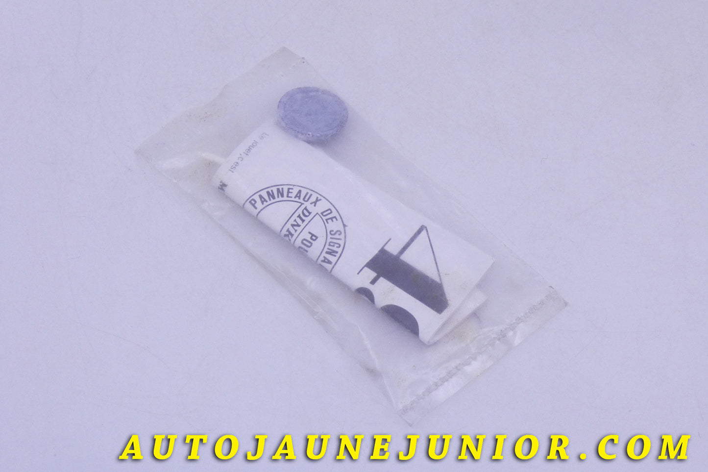 Le Dinky Toys Décoratif panneau virage droite gauche dangereux (Rare ; avec Abarth) est en vente sur Auto Jaune Junior ! Découvrez nos collections de diecast Tekno, Politoys, Mebetoys, Mercury, Joal, Diapet, Märklin, TootsieToys.AutoJaune Junior ; Vous avez le même jouet ? Profitez de notre expertise pour vous accompagner dans la vente de vos modèles ou votre collection ! Nous achetons tous lots de miniatures ! Contactez nous !