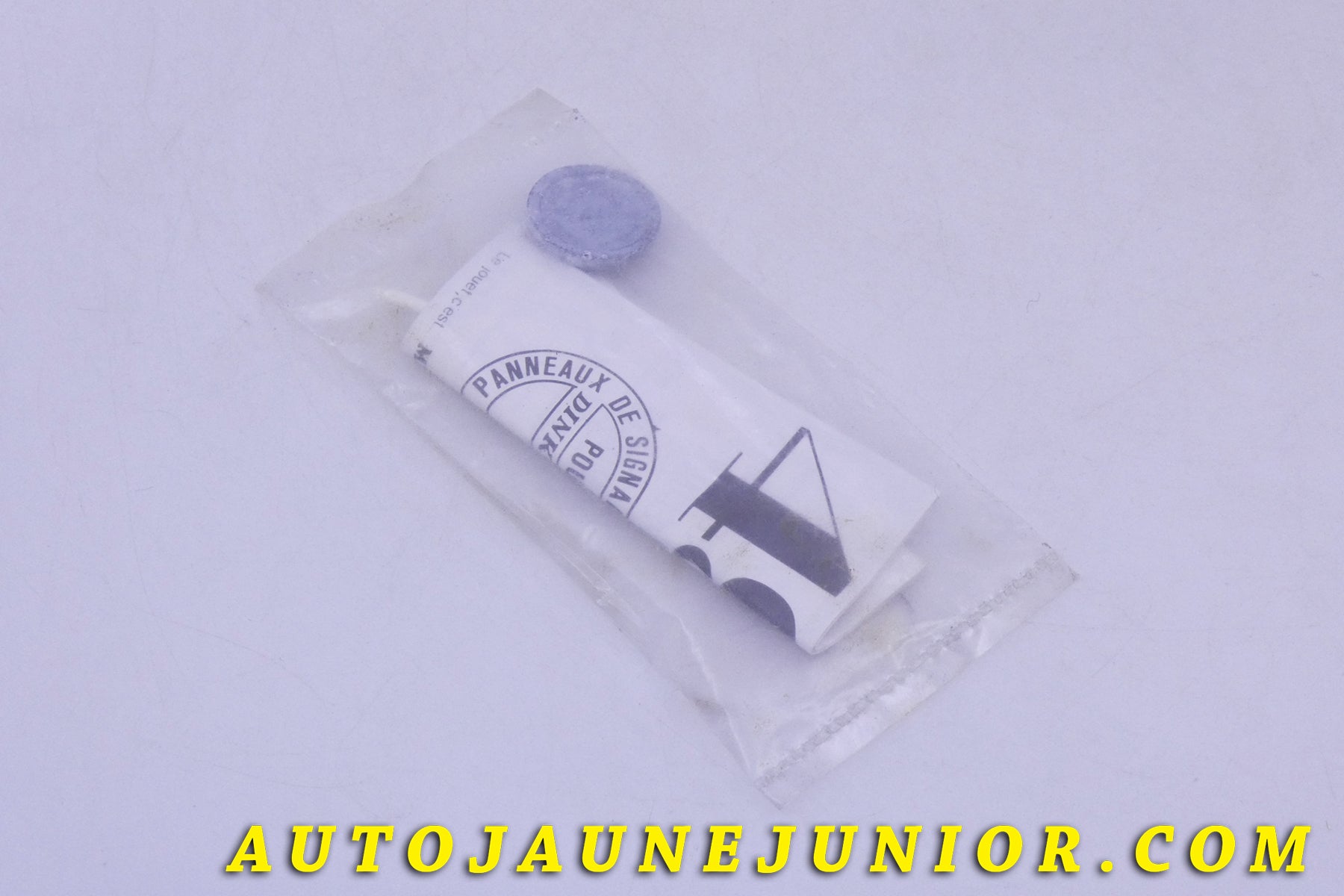 Le Dinky Toys Décoratif panneau virage droite gauche dangereux (Rare ; avec Abarth) est en vente sur Auto Jaune Junior ! Découvrez nos collections de diecast Tekno, Politoys, Mebetoys, Mercury, Joal, Diapet, Märklin, TootsieToys.AutoJaune Junior ; Vous avez le même jouet ? Profitez de notre expertise pour vous accompagner dans la vente de vos modèles ou votre collection ! Nous achetons tous lots de miniatures ! Contactez nous !