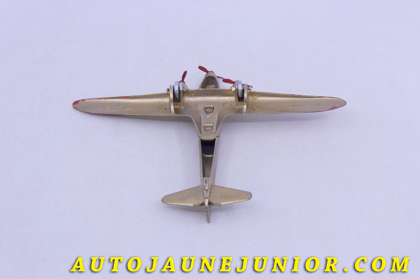 Le Dinky Toys Avion L'arc en ciel est en vente sur Auto Jaune Junior ! Découvrez nos collections de diecast Tekno, Politoys, Mebetoys, Mercury, Joal, Diapet, Märklin, TootsieToys.AutoJaune Junior ; Vous avez le même jouet ? Profitez de notre expertise pour vous accompagner dans la vente de vos modèles ou votre collection ! Nous achetons tous lots de miniatures ! Contactez nous !