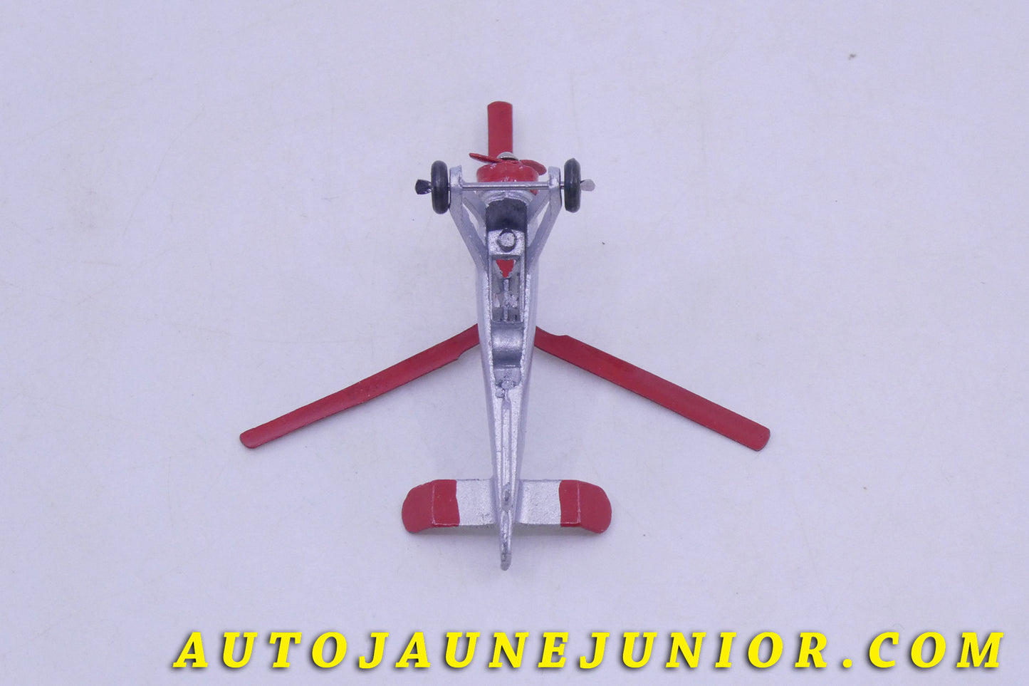 Le Dinky Toys Avion Autogiro La Cieva est en vente sur Auto Jaune Junior ! Découvrez nos collections de diecast Tekno, Politoys, Mebetoys, Mercury, Joal, Diapet, Märklin, TootsieToys.AutoJaune Junior ; Vous avez le même jouet ? Profitez de notre expertise pour vous accompagner dans la vente de vos modèles ou votre collection ! Nous achetons tous lots de miniatures ! Contactez nous !
