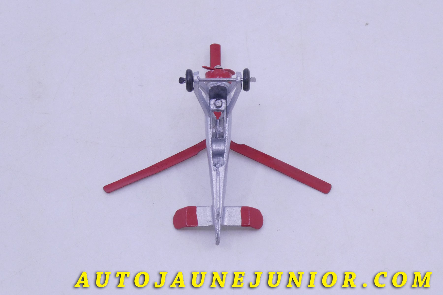 Le Dinky Toys Avion Autogiro La Cieva est en vente sur Auto Jaune Junior ! Découvrez nos collections de diecast Tekno, Politoys, Mebetoys, Mercury, Joal, Diapet, Märklin, TootsieToys.AutoJaune Junior ; Vous avez le même jouet ? Profitez de notre expertise pour vous accompagner dans la vente de vos modèles ou votre collection ! Nous achetons tous lots de miniatures ! Contactez nous !