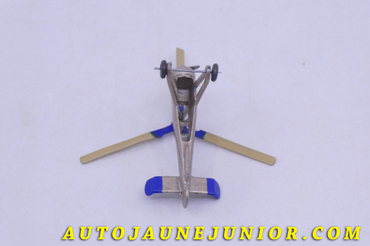 Le Dinky Toys Avion Autogiro La Cieva est en vente sur Auto Jaune Junior ! Découvrez nos collections de diecast Tekno, Politoys, Mebetoys, Mercury, Joal, Diapet, Märklin, TootsieToys.AutoJaune Junior ; Vous avez le même jouet ? Profitez de notre expertise pour vous accompagner dans la vente de vos modèles ou votre collection ! Nous achetons tous lots de miniatures ! Contactez nous !
