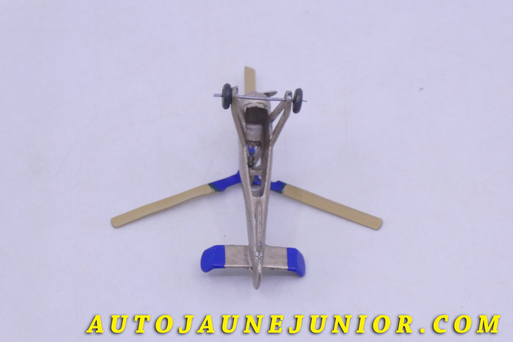Le Dinky Toys Avion Autogiro La Cieva est en vente sur Auto Jaune Junior ! Découvrez nos collections de diecast Tekno, Politoys, Mebetoys, Mercury, Joal, Diapet, Märklin, TootsieToys.AutoJaune Junior ; Vous avez le même jouet ? Profitez de notre expertise pour vous accompagner dans la vente de vos modèles ou votre collection ! Nous achetons tous lots de miniatures ! Contactez nous !