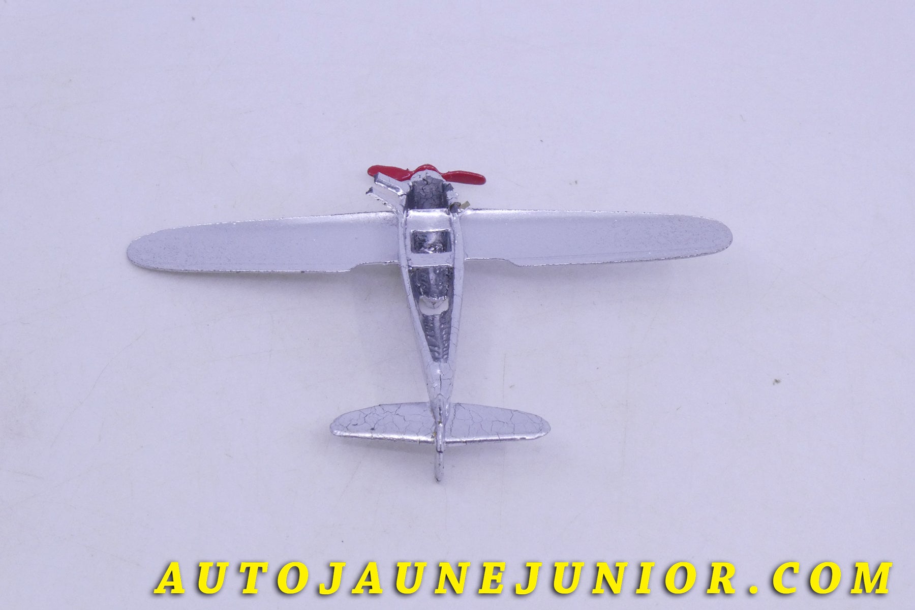 Le Dinky Toys Avion Dewoitine Chasseur est en vente sur Auto Jaune Junior ! Découvrez nos collections de diecast Tekno, Politoys, Mebetoys, Mercury, Joal, Diapet, Märklin, TootsieToys.AutoJaune Junior ; Vous avez le même jouet ? Profitez de notre expertise pour vous accompagner dans la vente de vos modèles ou votre collection ! Nous achetons tous lots de miniatures ! Contactez nous !