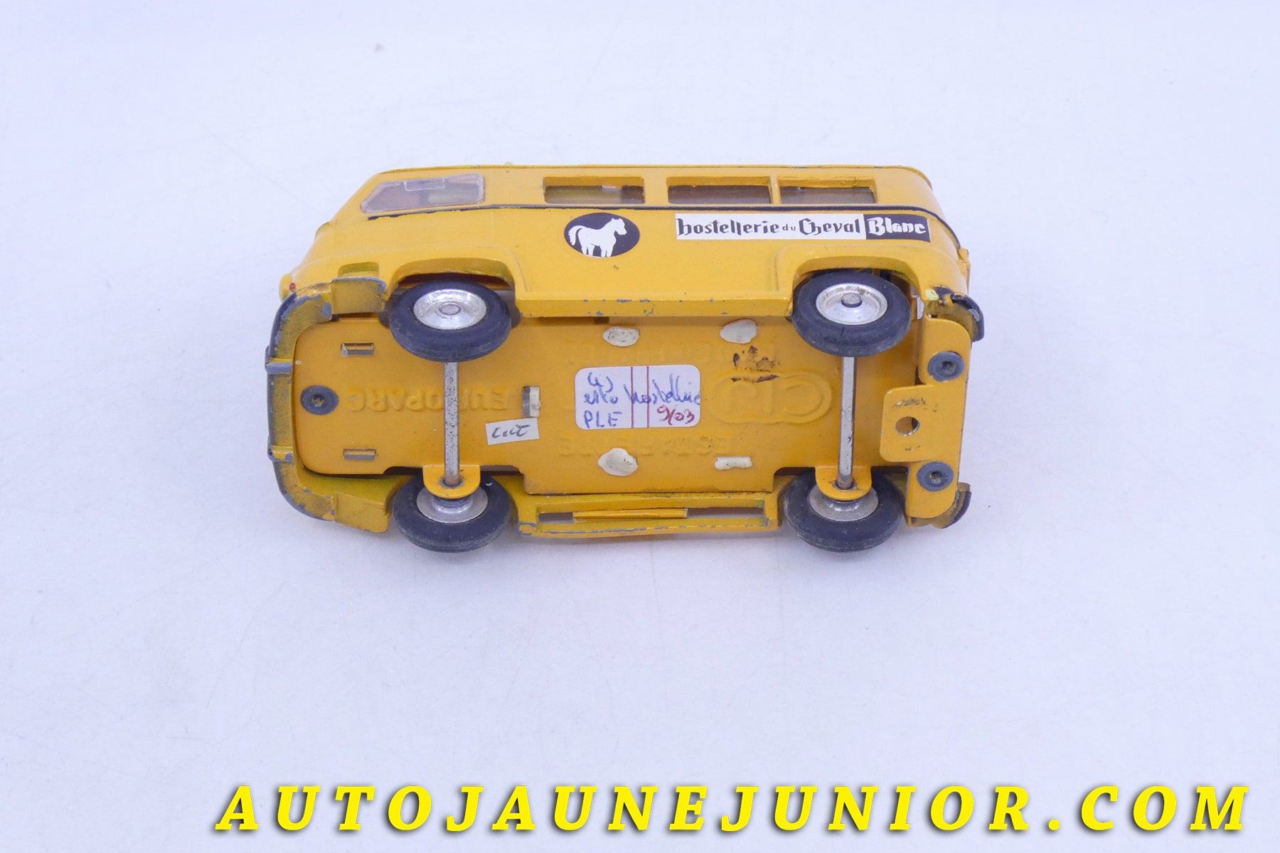 Le C-I-J Renault Estafette microcar Hostellerie du cheval blanc est en vente sur Auto Jaune Junior ! Découvrez nos collections de diecast Tekno, Politoys, Mebetoys, Mercury, Joal, Diapet, Märklin, TootsieToys.AutoJaune Junior ; Vous avez le même jouet ? Profitez de notre expertise pour vous accompagner dans la vente de vos modèles ou votre collection ! Nous achetons tous lots de miniatures ! Contactez nous !