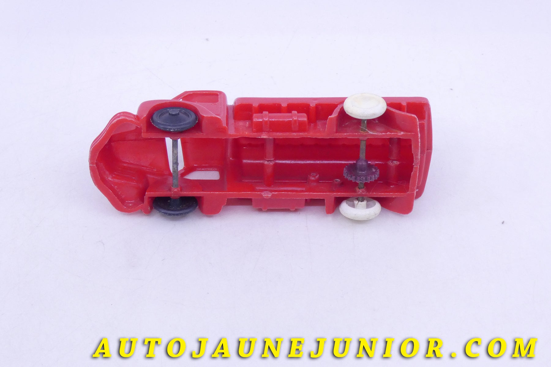 Le #10046 - Vapé - Berliet - Camion GLR Citerne "AVIA" à friction est en vente sur Auto Jaune Junior ! Tekno, Politoys, Mebetoys, Mercury, Joal, Diapet, Märklin, TootsieToys.Vous avez le même jouet ? Profitez de notre expertise pour vous accompagner dans la vente de vos modèles ou votre collection ! Nous achetons tous lots de miniatures ! Contactez nous ! contact@autojaunejunior.com. 
