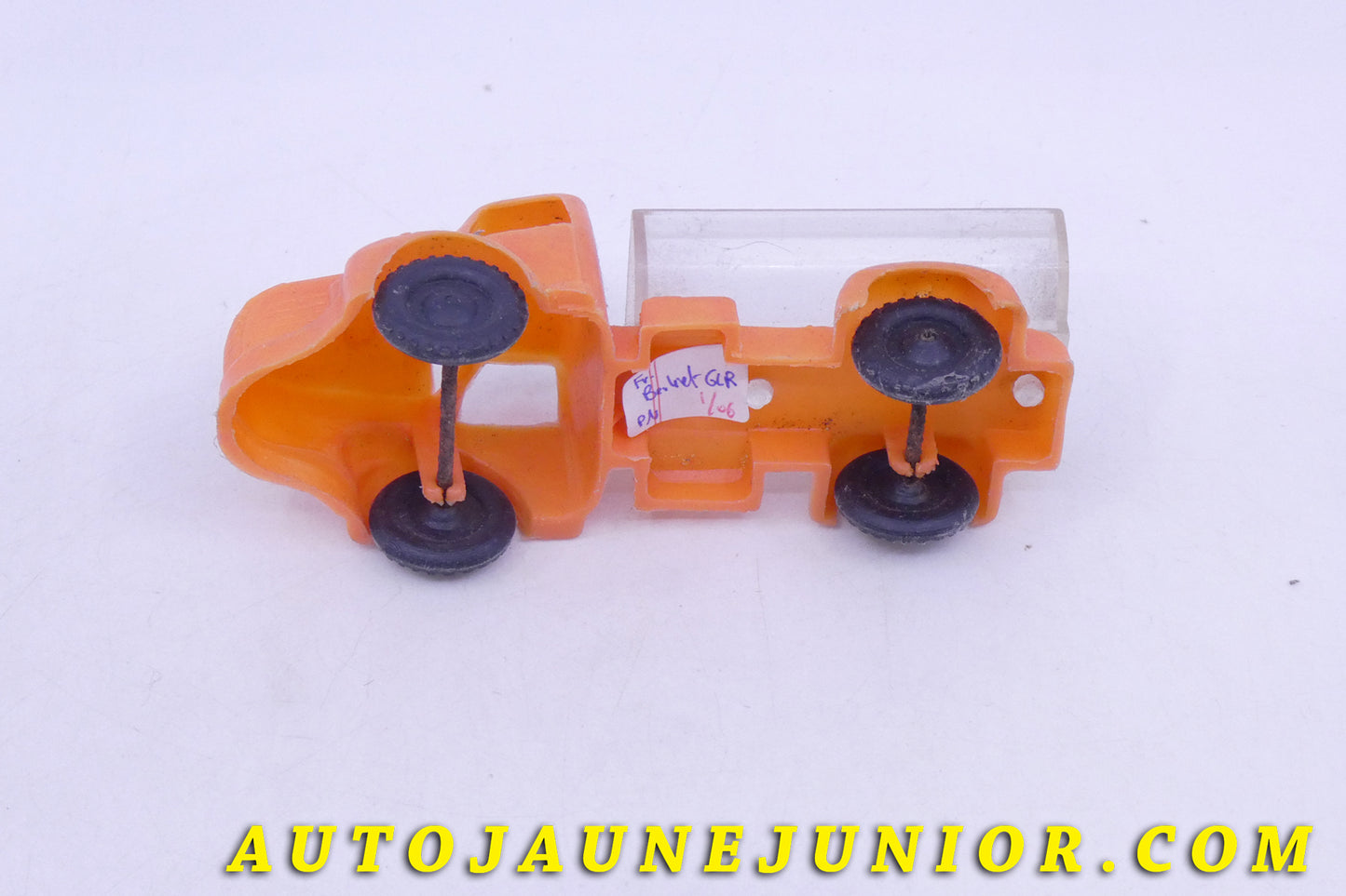 Le #10047 - France - Berliet - Camion GLR citerne à bonbons est en vente sur Auto Jaune Junior ! Tekno, Politoys, Mebetoys, Mercury, Joal, Diapet, Märklin, TootsieToys.Vous avez le même jouet ? Profitez de notre expertise pour vous accompagner dans la vente de vos modèles ou votre collection ! Nous achetons tous lots de miniatures ! Contactez nous ! contact@autojaunejunior.com. 