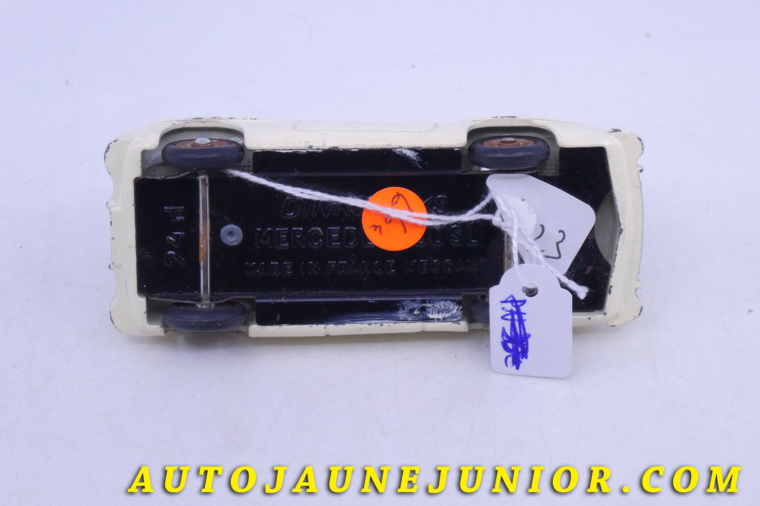 Le Dinky Toys Mercedes 190 SL….Atypique ! est en vente sur Auto Jaune Junior ! Découvrez nos collections de diecast Tekno, Politoys, Mebetoys, Mercury, Joal, Diapet, Märklin, TootsieToys.AutoJaune Junior ; Vous avez le même jouet ? Profitez de notre expertise pour vous accompagner dans la vente de vos modèles ou votre collection ! Nous achetons tous lots de miniatures ! Contactez nous !