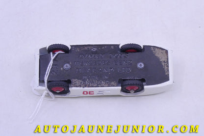 Le Dinky Toys Mercedes W196 monoplace caréne est en vente sur Auto Jaune Junior ! Découvrez nos collections de diecast Tekno, Politoys, Mebetoys, Mercury, Joal, Diapet, Märklin, TootsieToys.AutoJaune Junior ; Vous avez le même jouet ? Profitez de notre expertise pour vous accompagner dans la vente de vos modèles ou votre collection ! Nous achetons tous lots de miniatures ! Contactez nous !