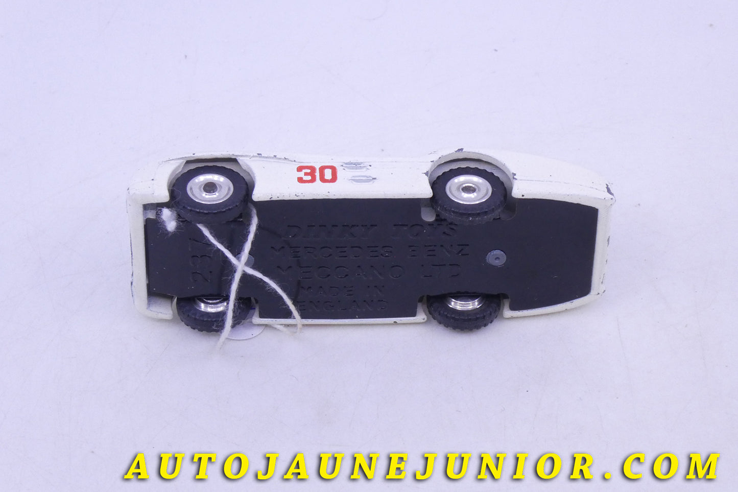 Le Dinky Toys Mercedes W196 monoplace caréne (jantes aluminium) est en vente sur Auto Jaune Junior ! Découvrez nos collections de diecast Tekno, Politoys, Mebetoys, Mercury, Joal, Diapet, Märklin, TootsieToys.AutoJaune Junior ; Vous avez le même jouet ? Profitez de notre expertise pour vous accompagner dans la vente de vos modèles ou votre collection ! Nous achetons tous lots de miniatures ! Contactez nous !