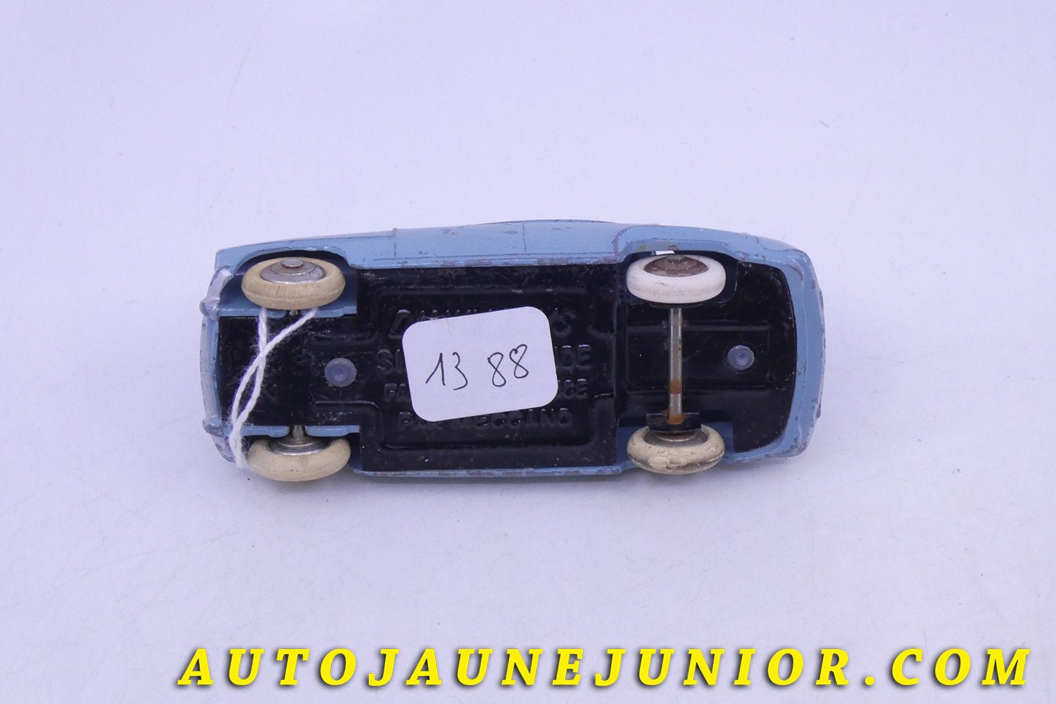 Le Dinky Toys Simca Aronde Elysée unicolore est en vente sur Auto Jaune Junior ! Découvrez nos collections de diecast Tekno, Politoys, Mebetoys, Mercury, Joal, Diapet, Märklin, TootsieToys.AutoJaune Junior ; Vous avez le même jouet ? Profitez de notre expertise pour vous accompagner dans la vente de vos modèles ou votre collection ! Nous achetons tous lots de miniatures ! Contactez nous !