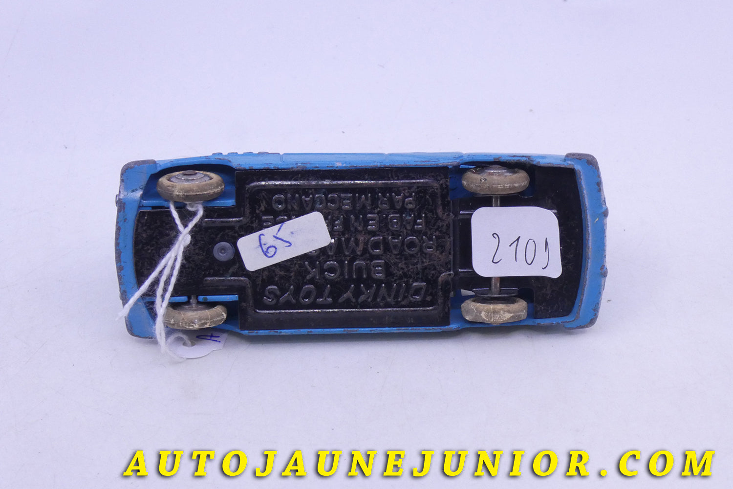 Le Dinky Toys Buick Roadmaster est en vente sur Auto Jaune Junior ! Découvrez nos collections de diecast Tekno, Politoys, Mebetoys, Mercury, Joal, Diapet, Märklin, TootsieToys.AutoJaune Junior ; Vous avez le même jouet ? Profitez de notre expertise pour vous accompagner dans la vente de vos modèles ou votre collection ! Nous achetons tous lots de miniatures ! Contactez nous !