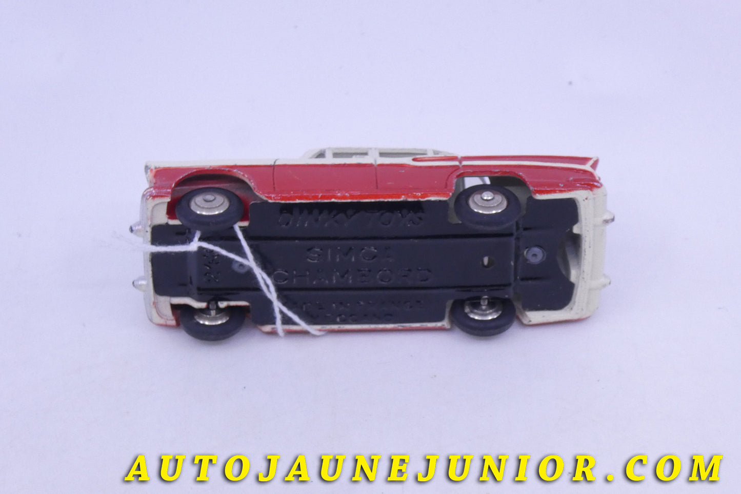 Le Dinky Toys Simca Chambord est en vente sur Auto Jaune Junior ! Découvrez nos collections de diecast Tekno, Politoys, Mebetoys, Mercury, Joal, Diapet, Märklin, TootsieToys.AutoJaune Junior ; Vous avez le même jouet ? Profitez de notre expertise pour vous accompagner dans la vente de vos modèles ou votre collection ! Nous achetons tous lots de miniatures ! Contactez nous !