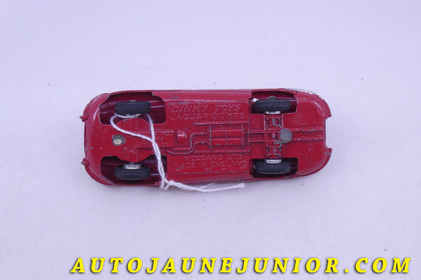 Le Dinky Toys Jaguar Type E Cabriolet (sans hard Top) est en vente sur Auto Jaune Junior ! Découvrez nos collections de diecast Tekno, Politoys, Mebetoys, Mercury, Joal, Diapet, Märklin, TootsieToys.AutoJaune Junior ; Vous avez le même jouet ? Profitez de notre expertise pour vous accompagner dans la vente de vos modèles ou votre collection ! Nous achetons tous lots de miniatures ! Contactez nous !