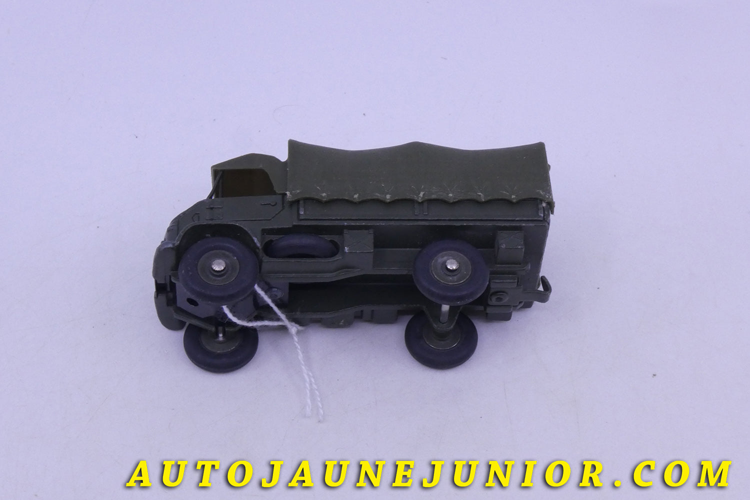 Le Dinky Toys Mercedes Unimog militaire est en vente sur Auto Jaune Junior ! Découvrez nos collections de diecast Tekno, Politoys, Mebetoys, Mercury, Joal, Diapet, Märklin, TootsieToys.AutoJaune Junior ; Vous avez le même jouet ? Profitez de notre expertise pour vous accompagner dans la vente de vos modèles ou votre collection ! Nous achetons tous lots de miniatures ! Contactez nous !