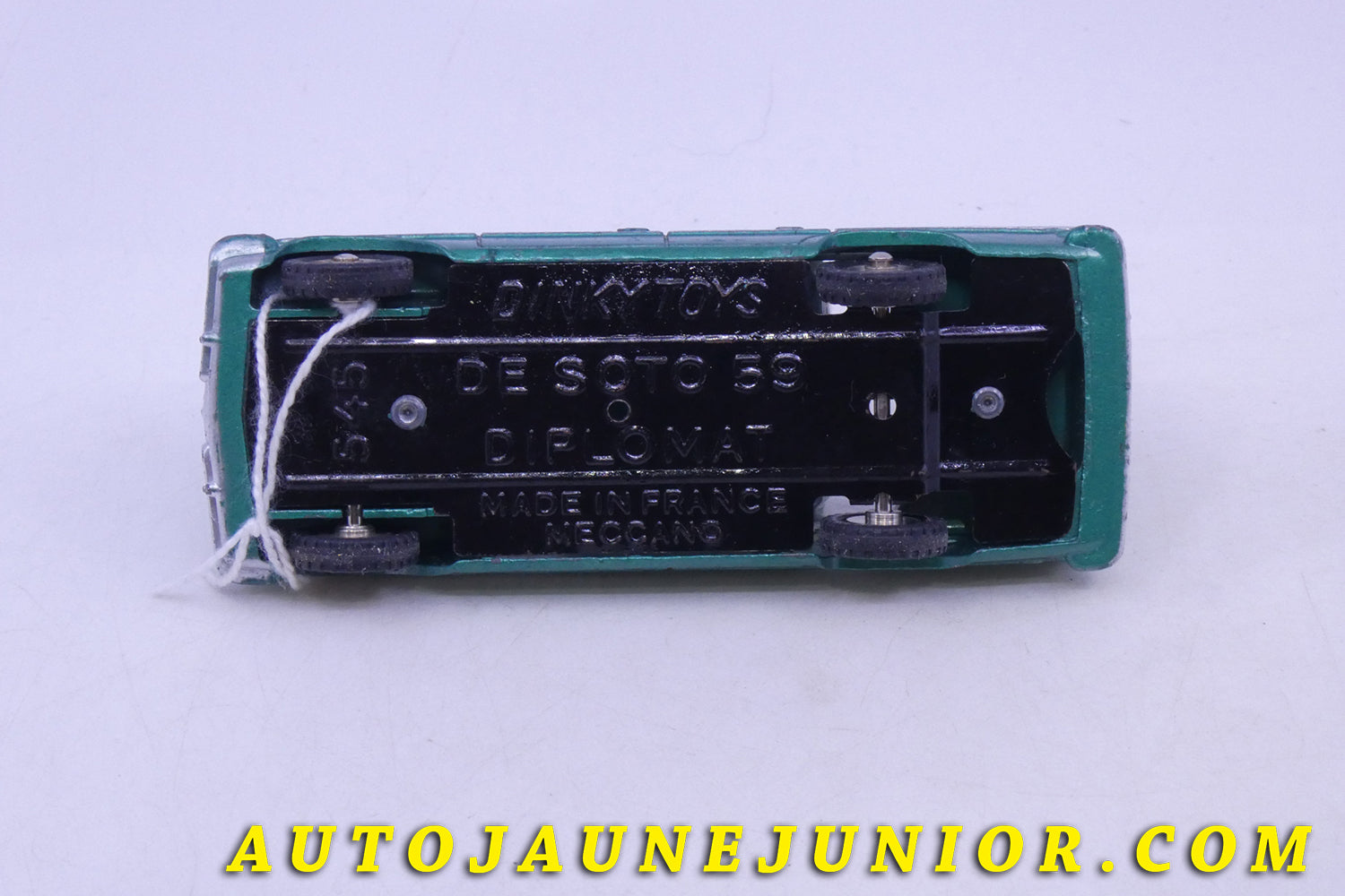 Le Dinky Toys De Soto Diplomat est en vente sur Auto Jaune Junior ! Découvrez nos collections de diecast Tekno, Politoys, Mebetoys, Mercury, Joal, Diapet, Märklin, TootsieToys.AutoJaune Junior ; Vous avez le même jouet ? Profitez de notre expertise pour vous accompagner dans la vente de vos modèles ou votre collection ! Nous achetons tous lots de miniatures ! Contactez nous !