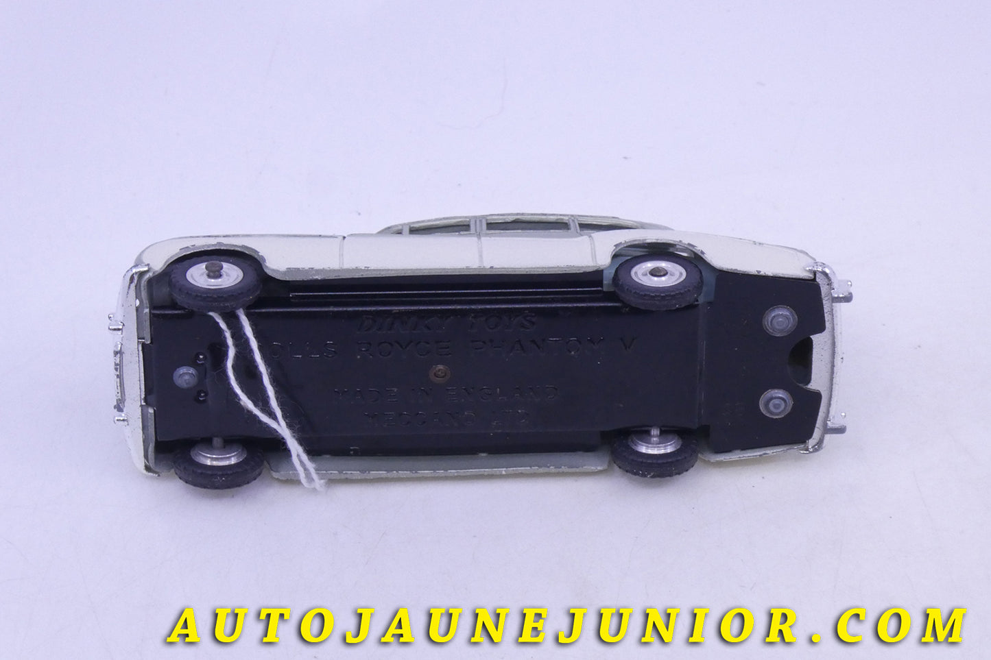 Le Dinky Toys Rolls Royce Phantom V est en vente sur Auto Jaune Junior ! Découvrez nos collections de diecast Tekno, Politoys, Mebetoys, Mercury, Joal, Diapet, Märklin, TootsieToys.AutoJaune Junior ; Vous avez le même jouet ? Profitez de notre expertise pour vous accompagner dans la vente de vos modèles ou votre collection ! Nous achetons tous lots de miniatures ! Contactez nous !