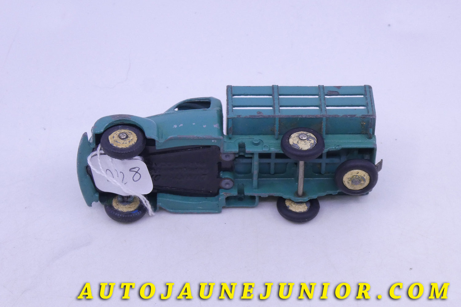 Le Dinky Toys Studebaker camionette tapissière type 1 à pneus (Rare !) est en vente sur Auto Jaune Junior ! Découvrez nos collections de diecast Tekno, Politoys, Mebetoys, Mercury, Joal, Diapet, Märklin, TootsieToys.AutoJaune Junior ; Vous avez le même jouet ? Profitez de notre expertise pour vous accompagner dans la vente de vos modèles ou votre collection ! Nous achetons tous lots de miniatures ! Contactez nous !