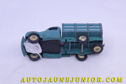 Le Dinky Toys Studebaker camionette tapissière type 1 à pneus (Rare !) est en vente sur Auto Jaune Junior ! Découvrez nos collections de diecast Tekno, Politoys, Mebetoys, Mercury, Joal, Diapet, Märklin, TootsieToys.AutoJaune Junior ; Vous avez le même jouet ? Profitez de notre expertise pour vous accompagner dans la vente de vos modèles ou votre collection ! Nous achetons tous lots de miniatures ! Contactez nous !