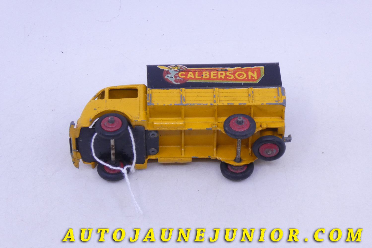 Le Dinky Toys Ford camion bâché "Calberson" type 1 à pneus (seconde bache ç est en vente sur Auto Jaune Junior ! Découvrez nos collections de diecast Tekno, Politoys, Mebetoys, Mercury, Joal, Diapet, Märklin, TootsieToys.AutoJaune Junior ; Vous avez le même jouet ? Profitez de notre expertise pour vous accompagner dans la vente de vos modèles ou votre collection ! Nous achetons tous lots de miniatures ! Contactez nous !