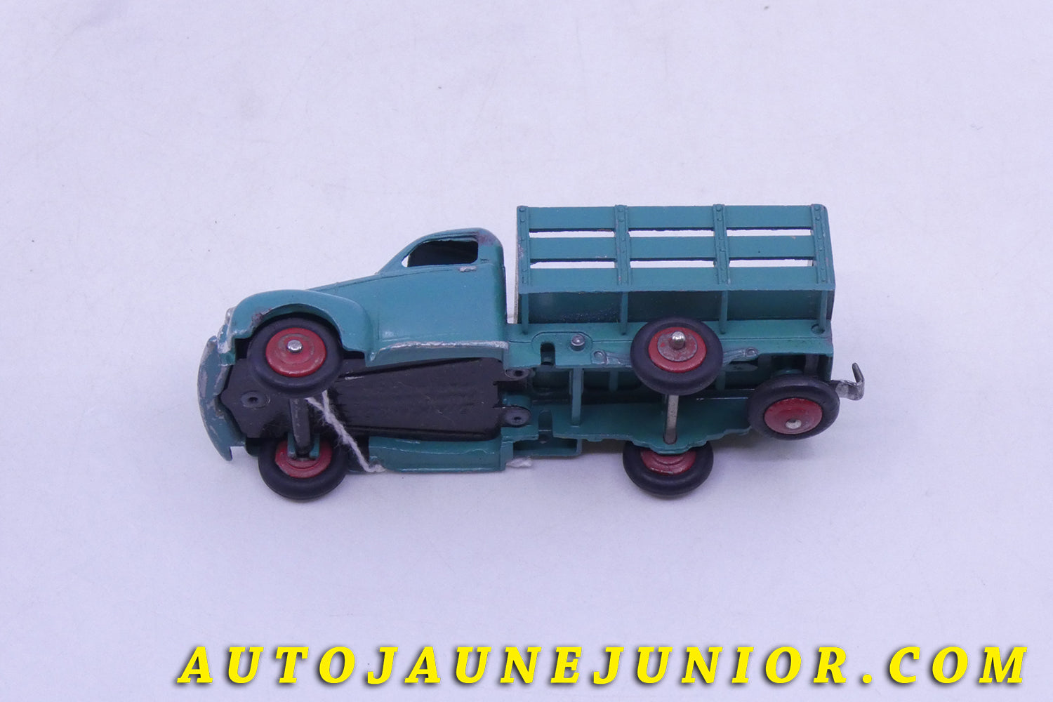 Le Dinky Toys Studebaker camionette tapissière type 1 à pneus (Rare !) est en vente sur Auto Jaune Junior ! Découvrez nos collections de diecast Tekno, Politoys, Mebetoys, Mercury, Joal, Diapet, Märklin, TootsieToys.AutoJaune Junior ; Vous avez le même jouet ? Profitez de notre expertise pour vous accompagner dans la vente de vos modèles ou votre collection ! Nous achetons tous lots de miniatures ! Contactez nous !