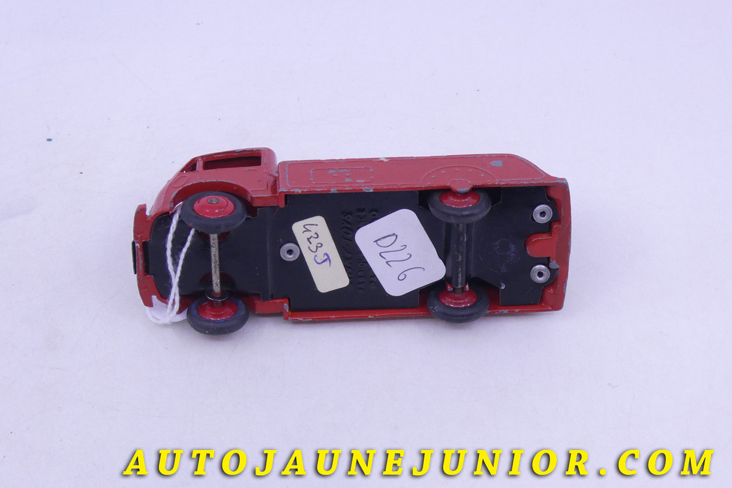 Le Dinky Toys Ford Camion Citerne Esso est en vente sur Auto Jaune Junior ! Découvrez nos collections de diecast Tekno, Politoys, Mebetoys, Mercury, Joal, Diapet, Märklin, TootsieToys.AutoJaune Junior ; Vous avez le même jouet ? Profitez de notre expertise pour vous accompagner dans la vente de vos modèles ou votre collection ! Nous achetons tous lots de miniatures ! Contactez nous !