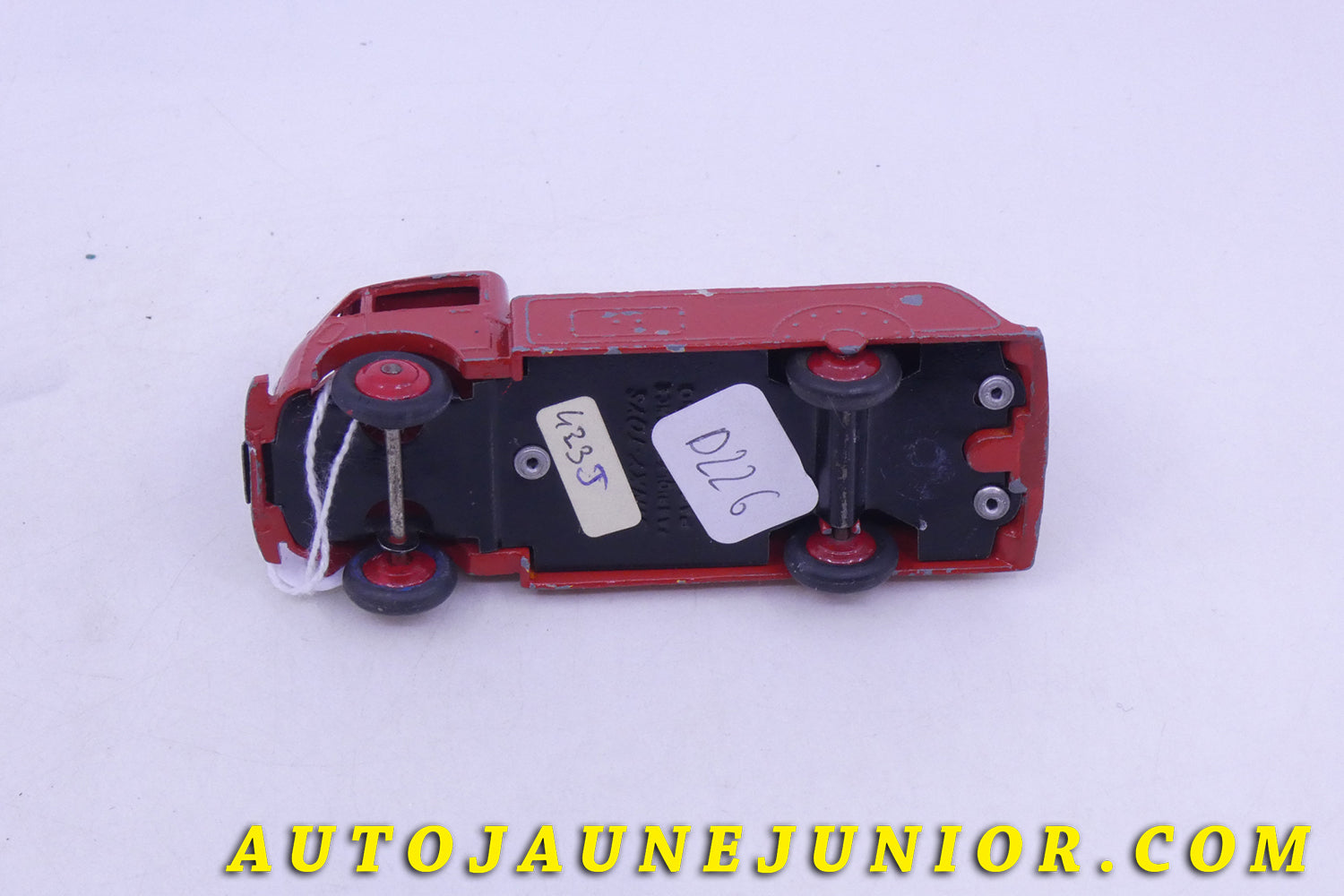 Le Dinky Toys Ford Camion Citerne Esso est en vente sur Auto Jaune Junior ! Découvrez nos collections de diecast Tekno, Politoys, Mebetoys, Mercury, Joal, Diapet, Märklin, TootsieToys.AutoJaune Junior ; Vous avez le même jouet ? Profitez de notre expertise pour vous accompagner dans la vente de vos modèles ou votre collection ! Nous achetons tous lots de miniatures ! Contactez nous !