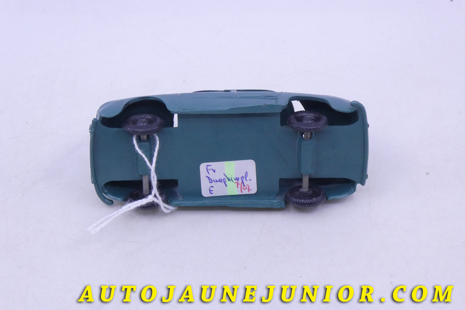 Le Fabriquant Français  Renault Dauphine  est en vente sur Auto Jaune Junior ! Découvrez nos collections de diecast Tekno, Politoys, Mebetoys, Mercury, Joal, Diapet, Märklin, TootsieToys.AutoJaune Junior ; Vous avez le même jouet ? Profitez de notre expertise pour vous accompagner dans la vente de vos modèles ou votre collection ! Nous achetons tous lots de miniatures ! Contactez nous !