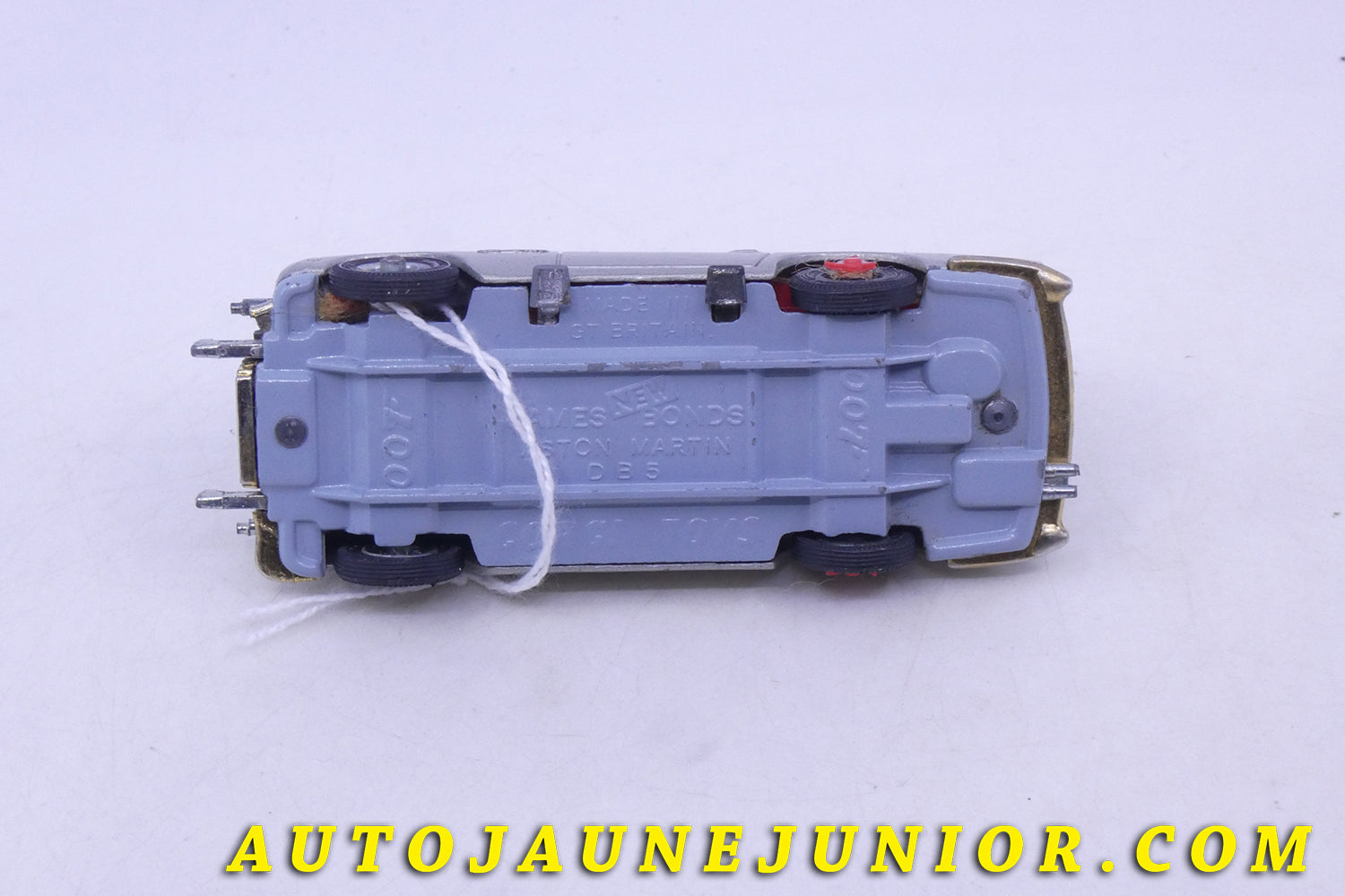 Le Corgi Toys Aston Martin DB5 - James Bond est en vente sur Auto Jaune Junior ! Découvrez nos collections de diecast Tekno, Politoys, Mebetoys, Mercury, Joal, Diapet, Märklin, TootsieToys.AutoJaune Junior ; Vous avez le même jouet ? Profitez de notre expertise pour vous accompagner dans la vente de vos modèles ou votre collection ! Nous achetons tous lots de miniatures ! Contactez nous !