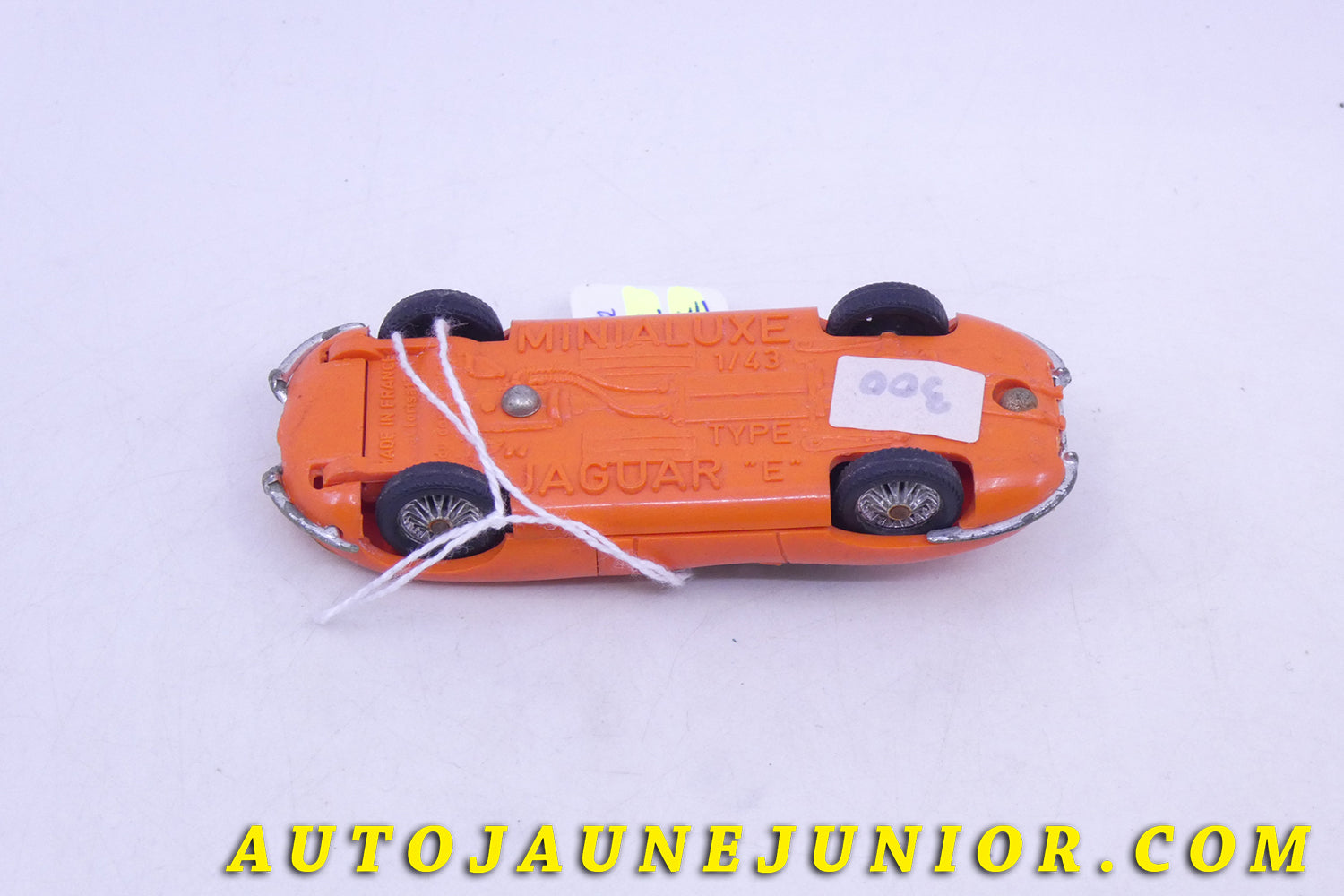 Le Minialuxe Jaguar Type E cabriolet est en vente sur Auto Jaune Junior ! Découvrez nos collections de diecast Tekno, Politoys, Mebetoys, Mercury, Joal, Diapet, Märklin, TootsieToys.AutoJaune Junior ; Vous avez le même jouet ? Profitez de notre expertise pour vous accompagner dans la vente de vos modèles ou votre collection ! Nous achetons tous lots de miniatures ! Contactez nous !