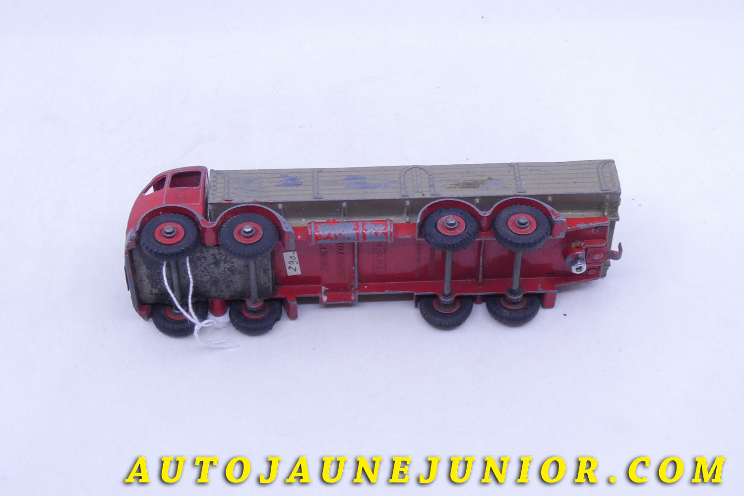 Le Dinky Toys Foden Mk II camion ridelles est en vente sur Auto Jaune Junior ! Découvrez nos collections de diecast Tekno, Politoys, Mebetoys, Mercury, Joal, Diapet, Märklin, TootsieToys.AutoJaune Junior ; Vous avez le même jouet ? Profitez de notre expertise pour vous accompagner dans la vente de vos modèles ou votre collection ! Nous achetons tous lots de miniatures ! Contactez nous !