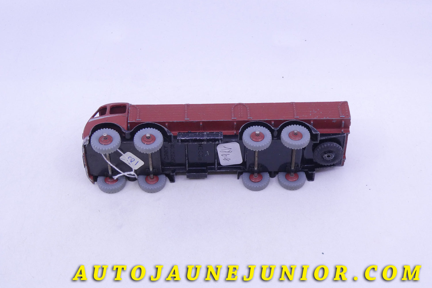 Le Dinky Toys Foden MK I Ridelles est en vente sur Auto Jaune Junior ! Découvrez nos collections de diecast Tekno, Politoys, Mebetoys, Mercury, Joal, Diapet, Märklin, TootsieToys.AutoJaune Junior ; Vous avez le même jouet ? Profitez de notre expertise pour vous accompagner dans la vente de vos modèles ou votre collection ! Nous achetons tous lots de miniatures ! Contactez nous !