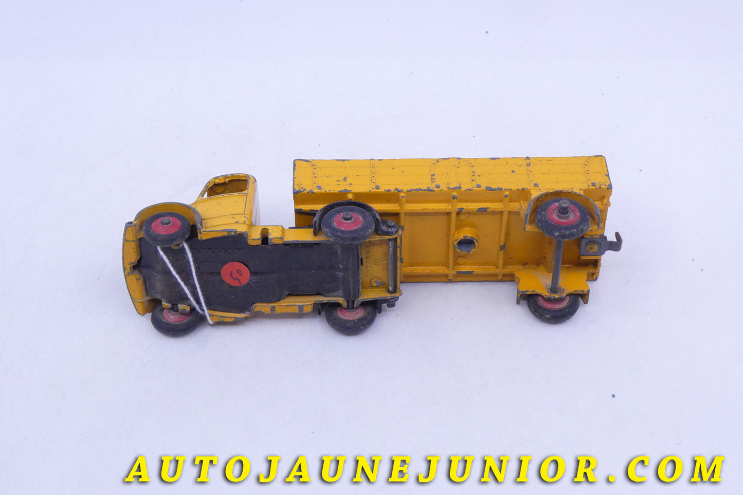 Le Dinky Toys Bedford O tracteur semi remorque ridelles est en vente sur Auto Jaune Junior ! Découvrez nos collections de diecast Tekno, Politoys, Mebetoys, Mercury, Joal, Diapet, Märklin, TootsieToys.AutoJaune Junior ; Vous avez le même jouet ? Profitez de notre expertise pour vous accompagner dans la vente de vos modèles ou votre collection ! Nous achetons tous lots de miniatures ! Contactez nous !
