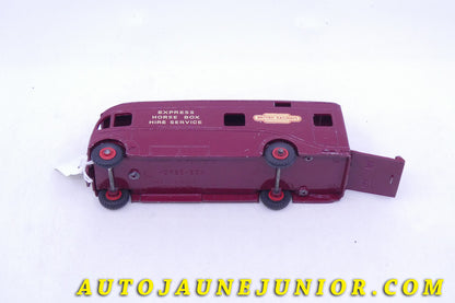 Le Dinky Toys Camion camion fourgon transport de chevaux "British Railways" est en vente sur Auto Jaune Junior ! Découvrez nos collections de diecast Tekno, Politoys, Mebetoys, Mercury, Joal, Diapet, Märklin, TootsieToys.AutoJaune Junior ; Vous avez le même jouet ? Profitez de notre expertise pour vous accompagner dans la vente de vos modèles ou votre collection ! Nous achetons tous lots de miniatures ! Contactez nous !