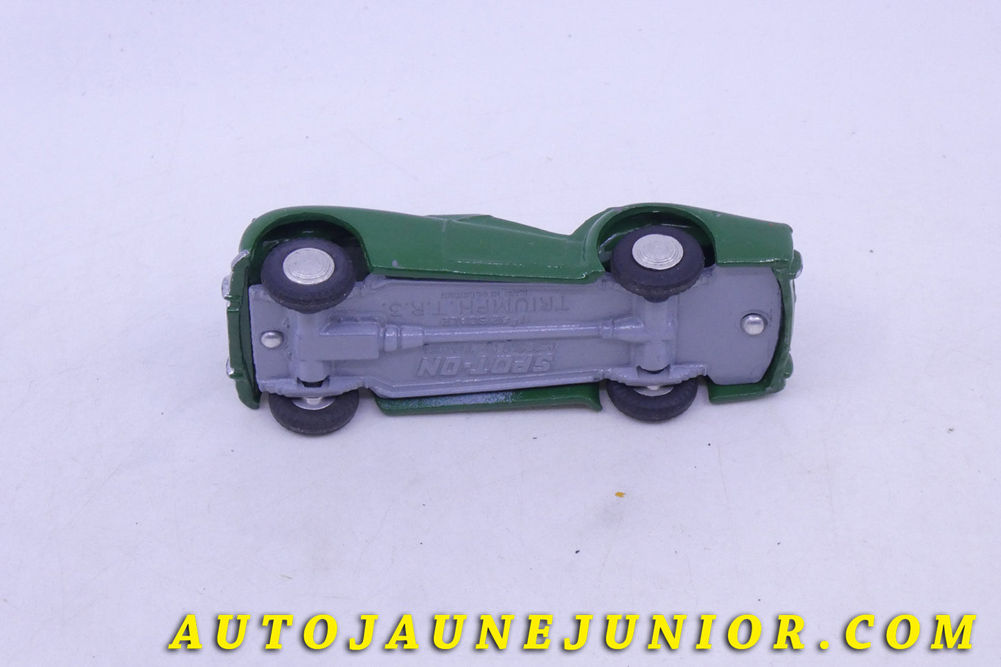 Le Spot-On Triumph TR3 Cabriolet est en vente sur Auto Jaune Junior ! Découvrez nos collections de diecast Tekno, Politoys, Mebetoys, Mercury, Joal, Diapet, Märklin, TootsieToys.AutoJaune Junior ; Vous avez le même jouet ? Profitez de notre expertise pour vous accompagner dans la vente de vos modèles ou votre collection ! Nous achetons tous lots de miniatures ! Contactez nous !