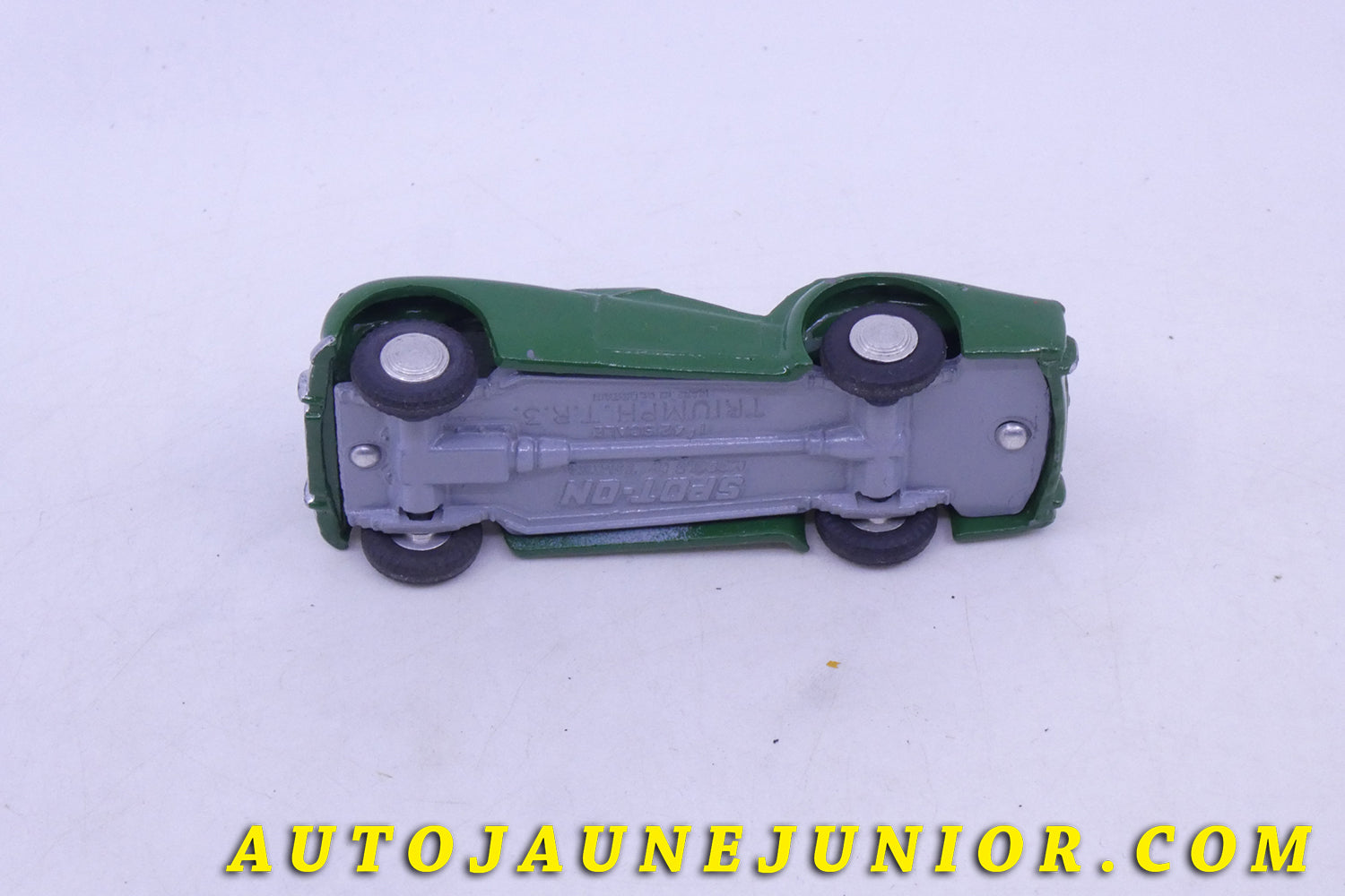Le Spot-On Triumph TR3 Cabriolet est en vente sur Auto Jaune Junior ! Découvrez nos collections de diecast Tekno, Politoys, Mebetoys, Mercury, Joal, Diapet, Märklin, TootsieToys.AutoJaune Junior ; Vous avez le même jouet ? Profitez de notre expertise pour vous accompagner dans la vente de vos modèles ou votre collection ! Nous achetons tous lots de miniatures ! Contactez nous !