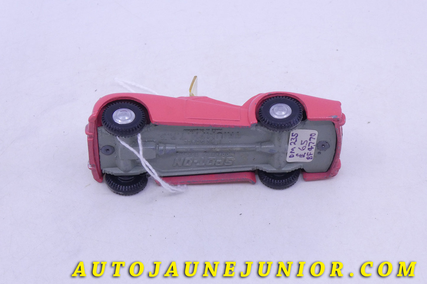 Le Spot-On Triumph TR3 Cabriolet est en vente sur Auto Jaune Junior ! Découvrez nos collections de diecast Tekno, Politoys, Mebetoys, Mercury, Joal, Diapet, Märklin, TootsieToys.AutoJaune Junior ; Vous avez le même jouet ? Profitez de notre expertise pour vous accompagner dans la vente de vos modèles ou votre collection ! Nous achetons tous lots de miniatures ! Contactez nous !