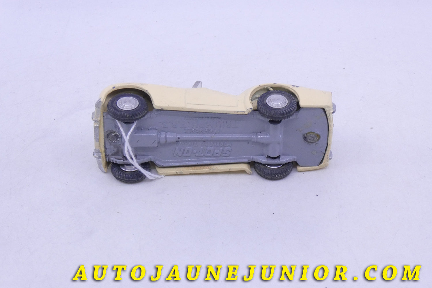 Le Spot-On Triumph TR3 Cabriolet (Repeint) est en vente sur Auto Jaune Junior ! Découvrez nos collections de diecast Tekno, Politoys, Mebetoys, Mercury, Joal, Diapet, Märklin, TootsieToys.AutoJaune Junior ; Vous avez le même jouet ? Profitez de notre expertise pour vous accompagner dans la vente de vos modèles ou votre collection ! Nous achetons tous lots de miniatures ! Contactez nous !