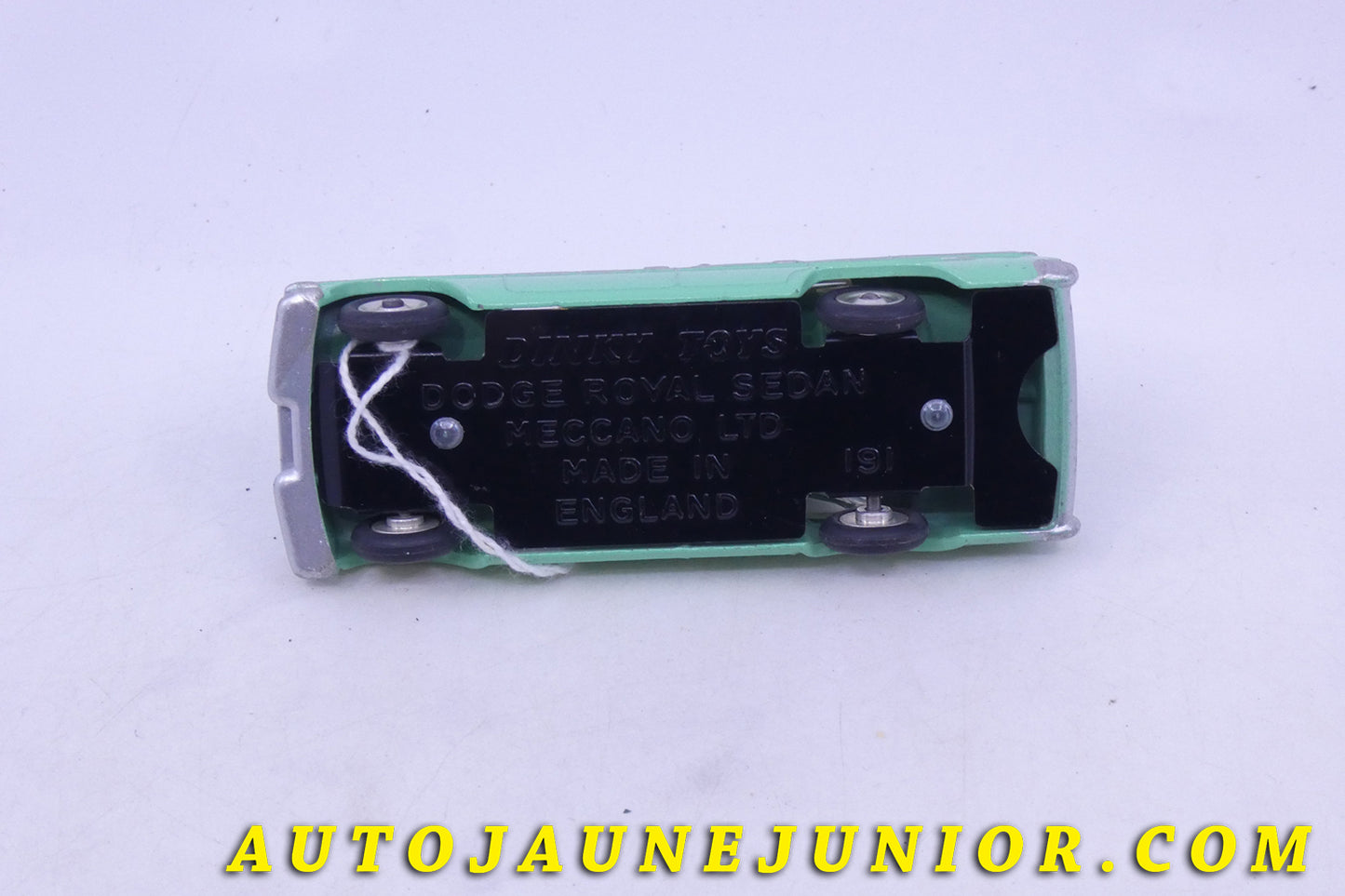 Le Dinky Toys Dodge Royal Sedan est en vente sur Auto Jaune Junior ! Découvrez nos collections de diecast Tekno, Politoys, Mebetoys, Mercury, Joal, Diapet, Märklin, TootsieToys.AutoJaune Junior ; Vous avez le même jouet ? Profitez de notre expertise pour vous accompagner dans la vente de vos modèles ou votre collection ! Nous achetons tous lots de miniatures ! Contactez nous !