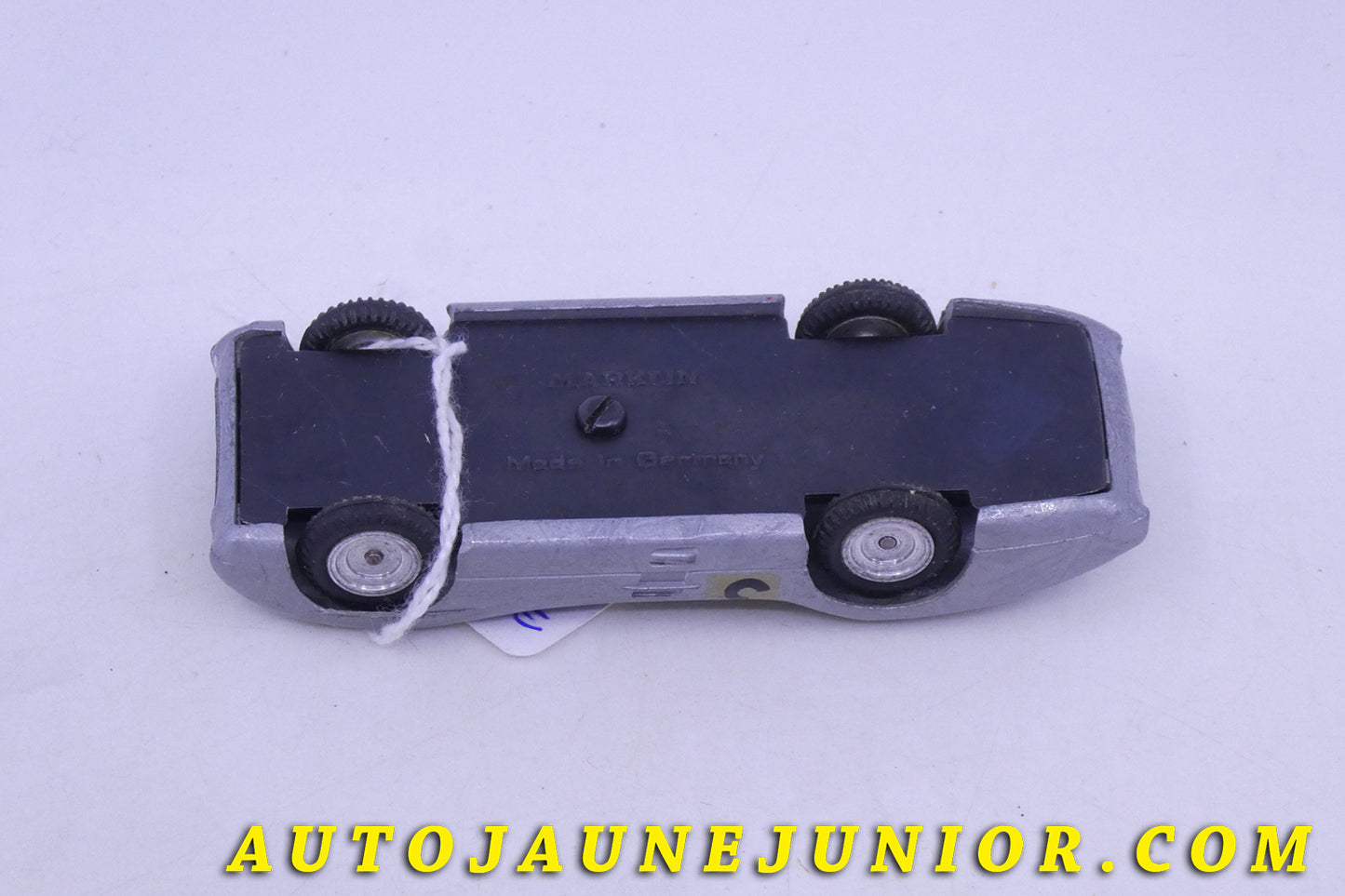 Le Märklin Mercedes W196 monoplace carénée (avec numéros de course) est en vente sur Auto Jaune Junior ! Découvrez nos collections de diecast Tekno, Politoys, Mebetoys, Mercury, Joal, Diapet, Märklin, TootsieToys.AutoJaune Junior ; Vous avez le même jouet ? Profitez de notre expertise pour vous accompagner dans la vente de vos modèles ou votre collection ! Nous achetons tous lots de miniatures ! Contactez nous !